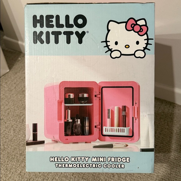 Hello Kitty Mini Fridge - Picture 3 of 4